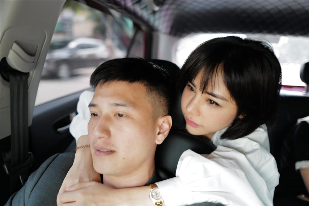 Nam diễn viên 9X khẳng định yêu một người phụ nữ lớn hơn tuổi, từng đổ vỡ là điều không dễ dàng. Anh xác định bản thân phải đủ vững chắc, kiên nhẫn để bạn gái tựa vào và có niềm tin. Ảnh: FB Nam diễn viên 9X khẳng định yêu một người phụ nữ lớn hơn tuổi, từng đổ vỡ là điều không dễ dàng. Anh xác định bản thân phải đủ vững chắc, kiên nhẫn để bạn gái tựa vào và có niềm tin. Ảnh: FB