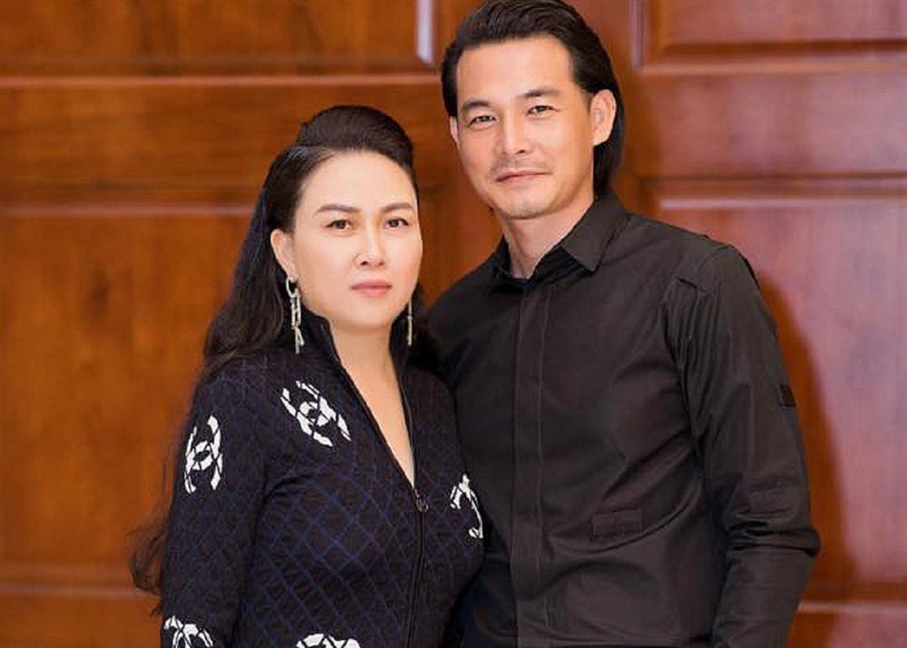 Quách Ngọc Ngoan và người tình hơn 9 tuổi công khai hẹn hò năm 2014. Họ có 1 con gái chung tên Quách Trương Thanh Nhã, biệt danh Sumi. Ảnh: FB Quách Ngọc Ngoan và người tình hơn 9 tuổi công khai hẹn hò năm 2014. Họ có 1 con gái chung tên Quách Trương Thanh Nhã, biệt danh Sumi. Ảnh: FB