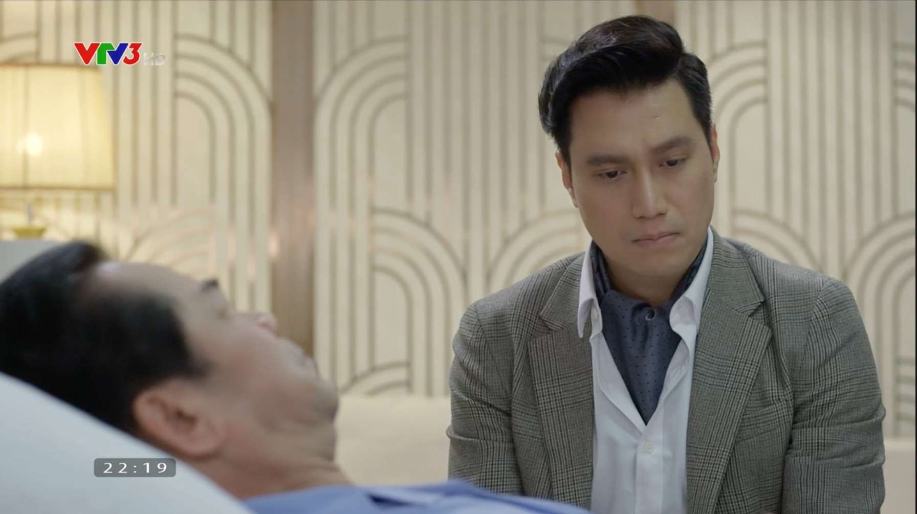 Hoàng buồn bã khi ông bố tài phiệt thông báo sắp phải vướng vòng lao lý.