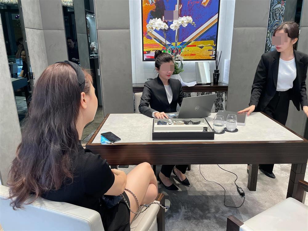 Để có thể mang bộ sưu tập 10 chiếc đồng hồ về nhà cho chồng, chắc chắn mỹ nhân xứ Lạng phải bỏ ra không ít tiền. Ảnh: FB