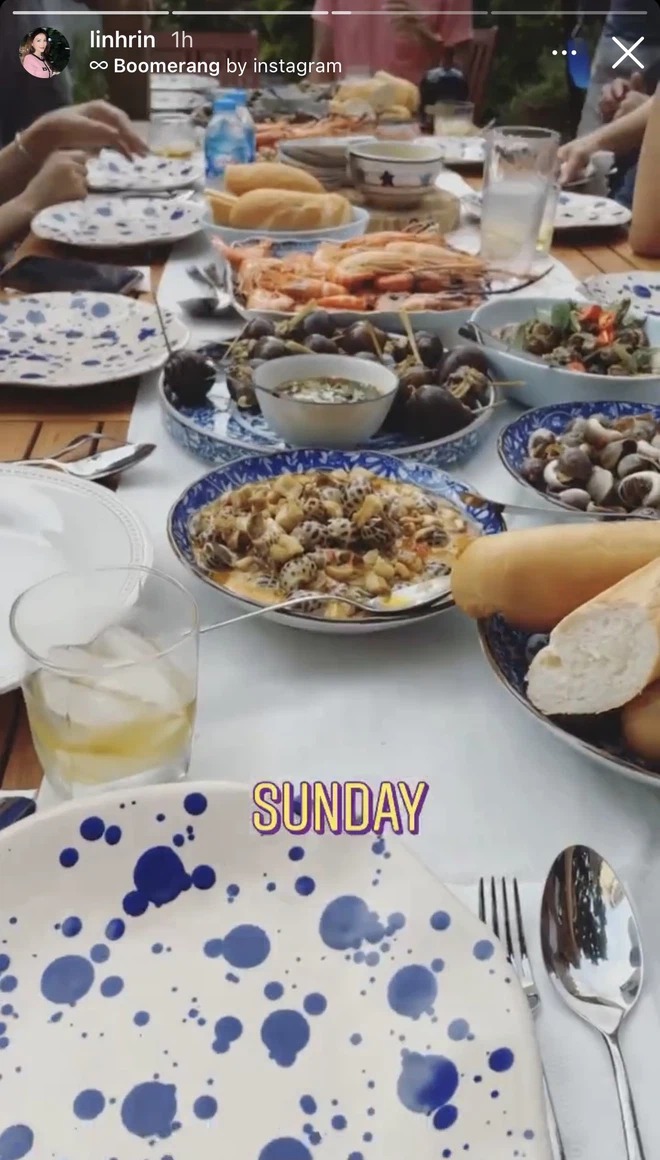 Trên trang cá nhân của mình, Linh Rin đã đăng hình ảnh mình tham dự một buổi tiệc nhà chị dâu tương lai vào cuối tuần với món chính là món... ốc dân dã cùng một số loại.