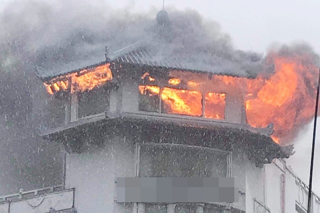 May là trời mưa nên đám cháy không lan rộng sang khu vực khác. Ảnh cắt clip