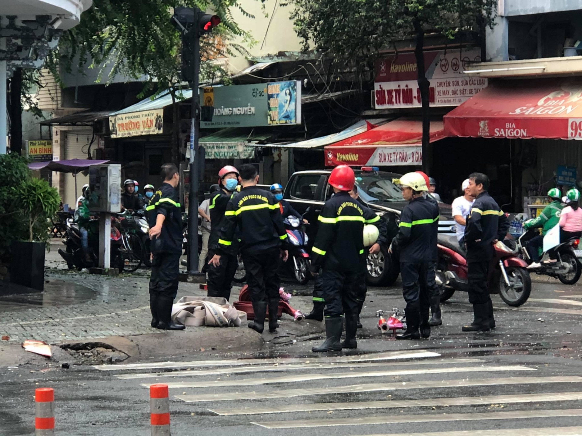 TP.HCM: Khách sạn Đồng Khánh bốc cháy dữ dội trong cơn mưa rào - Ảnh 1