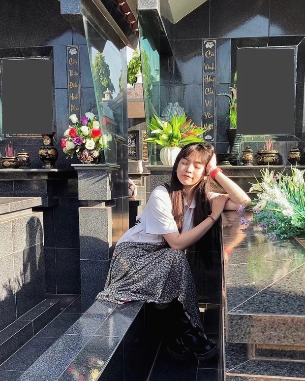 Những hình ảnh mới nhất của Khánh Vân bên mộ người bà quá mình đang khiến dân tình không vừa mắt. Những hình ảnh mới nhất của Khánh Vân bên mộ người bà quá mình đang khiến dân tình không vừa mắt.