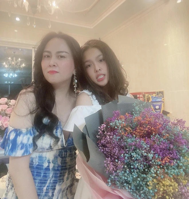 Cũng giống như mẹ, Susu đã sớm bộc lộ niềm đam mê với hàng hiệu. Cũng giống như mẹ, Susu đã sớm bộc lộ niềm đam mê với hàng hiệu.