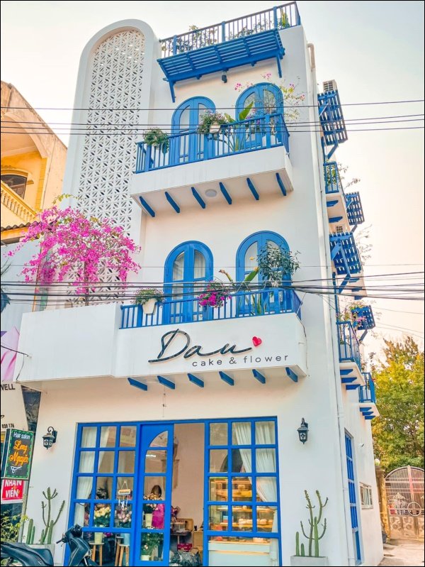 Thiết kế cửa sổ, cửa ra vào mái vòm khiến căn nhà như bước ra trong các câu chuyện cổ tích. Thiết kế cửa sổ, cửa ra vào mái vòm khiến căn nhà như bước ra trong các câu chuyện cổ tích.
