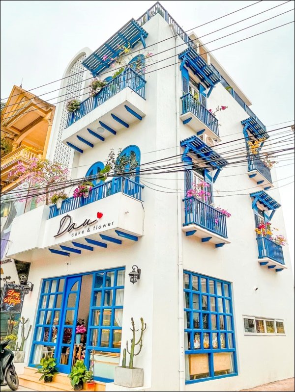 Toàn cảnh ngôi nhà từ bên ngoài do vợ chồng Trọng Nhân tự lên ý tưởng thiết kế. Màu trắng và xanh dương là tông màu chủ đạo của căn nhà. Ảnh: FB Toàn cảnh ngôi nhà từ bên ngoài do vợ chồng Trọng Nhân tự lên ý tưởng thiết kế. Màu trắng và xanh dương là tông màu chủ đạo của căn nhà. Ảnh: FB
