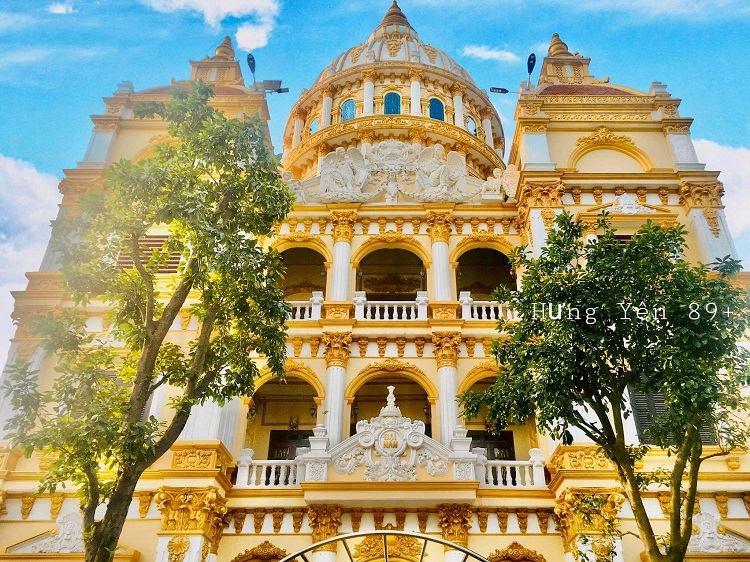 Phong cách kiến trúc lâu đài từ châu Âu với mái vòm kiểu Romantic kết hợp với màu sơn vàng trắng càng khiến tòa lâu đài đồ sộ giữa khu đất rộng cả nghìn m2. Ảnh: FB