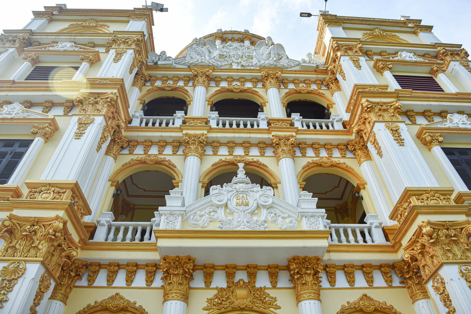 Nhiều người không khỏi trầm trồ trước sự bề thế, hoành tráng và chịu chơi của gia chủ. Ảnh: FB