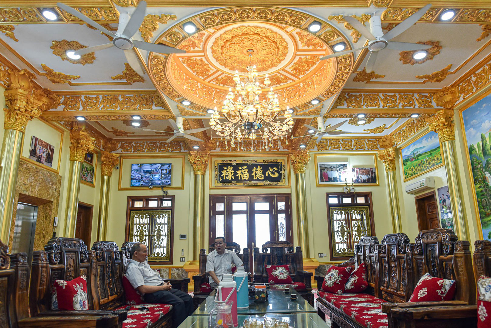 Phòng khách là nơi để bàn ghế và một góc làm bếp và chỗ ăn uống của cả gia đình gần 10 người. Ảnh: DV