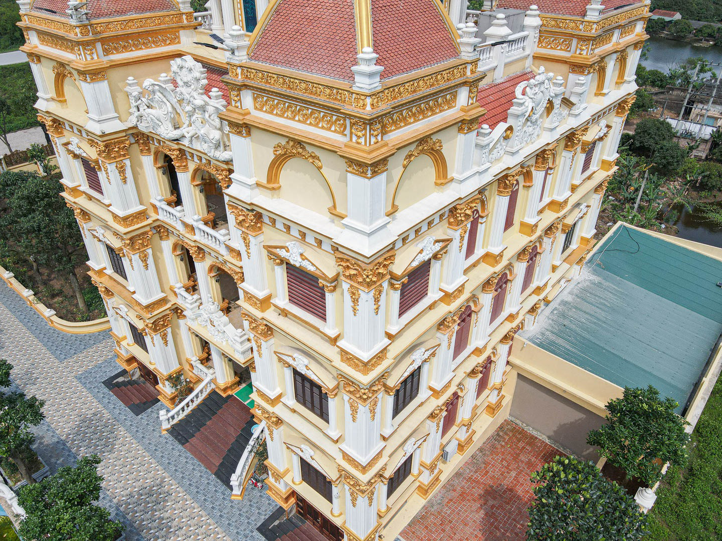 Toà nhà nổi bật với tông màu vàng và trắng. Ảnh: FB