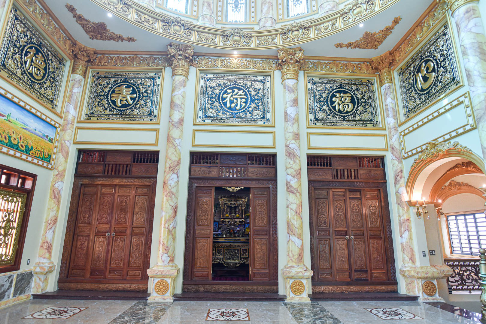 Chiêm ngưỡng tòa lâu đài 'dát vàng' bề thế, trị giá hơn 100 tỷ của đại gia Hưng Yên