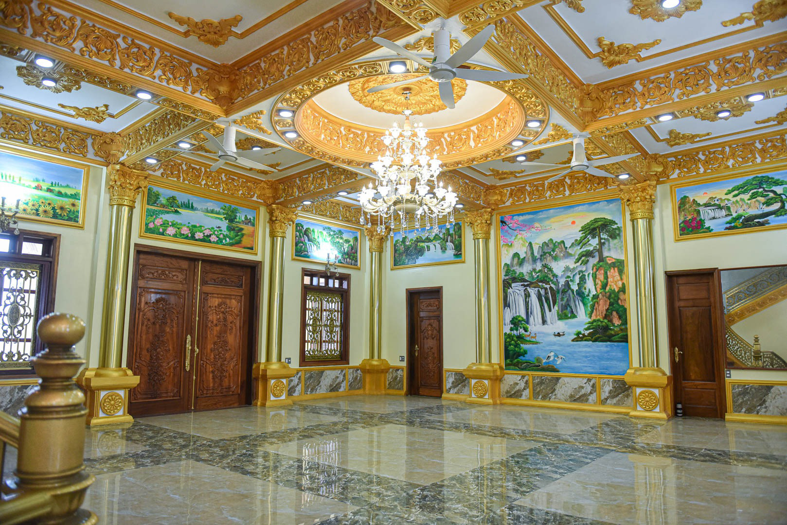 Tầng 1 được ông Sáu bố trí làm phòng khách rộng rãi. Ảnh: DV