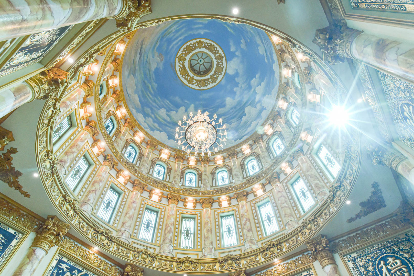 Tầng trên cùng là điểm nhấn với thiết kế mái vòm theo phong cách châu Âu. Ảnh: DV