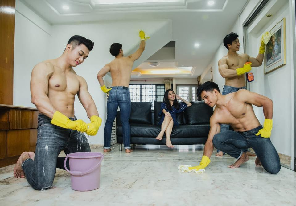 Dịch vụ trai đẹp 6 múi dọn nhà từ A đến Z với giá 12 triệu khiến chị em chỉ việc thảnh thơi ngồi lướt FB