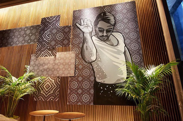Bức họa lần đầu được trưng bày tại nhà hàng bít tết do Gökçe sở hữu ở thành phố Miami (bang Florida, Mỹ). Ảnh: New York Post. Bức họa lần đầu được trưng bày tại nhà hàng bít tết do Gökçe sở hữu ở thành phố Miami (bang Florida, Mỹ). Ảnh: New York Post.