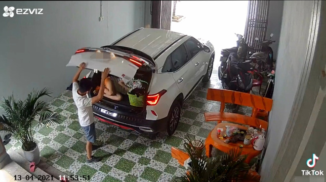 Nhìn mặt anh chồng vừa cáu vừa buồn cười.