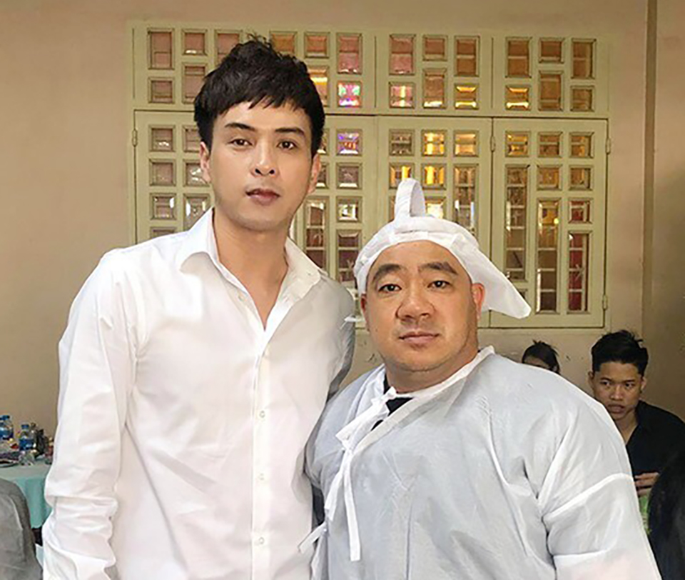 Hồ Quang Hiếu chi buồn cùng đàn anh. Ảnh: FB