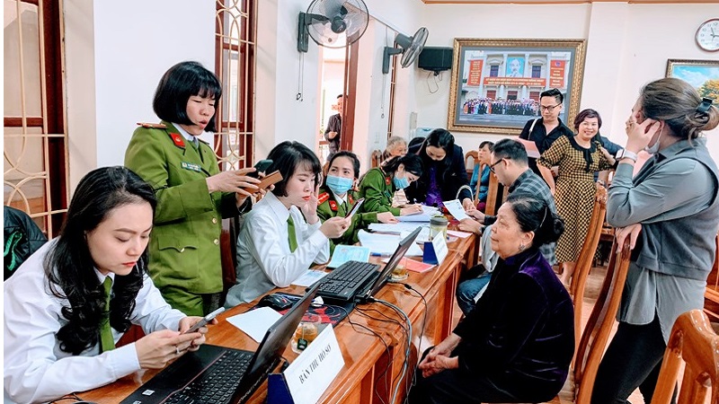 Công an Hải Phòng thu nhận hồ sơ cấp CCCD gắn chíp điện tử lưu động tại phường Máy Tơ (quận Ngô Quyền). Ảnh: ND Công an Hải Phòng thu nhận hồ sơ cấp CCCD gắn chíp điện tử lưu động tại phường Máy Tơ (quận Ngô Quyền). Ảnh: ND