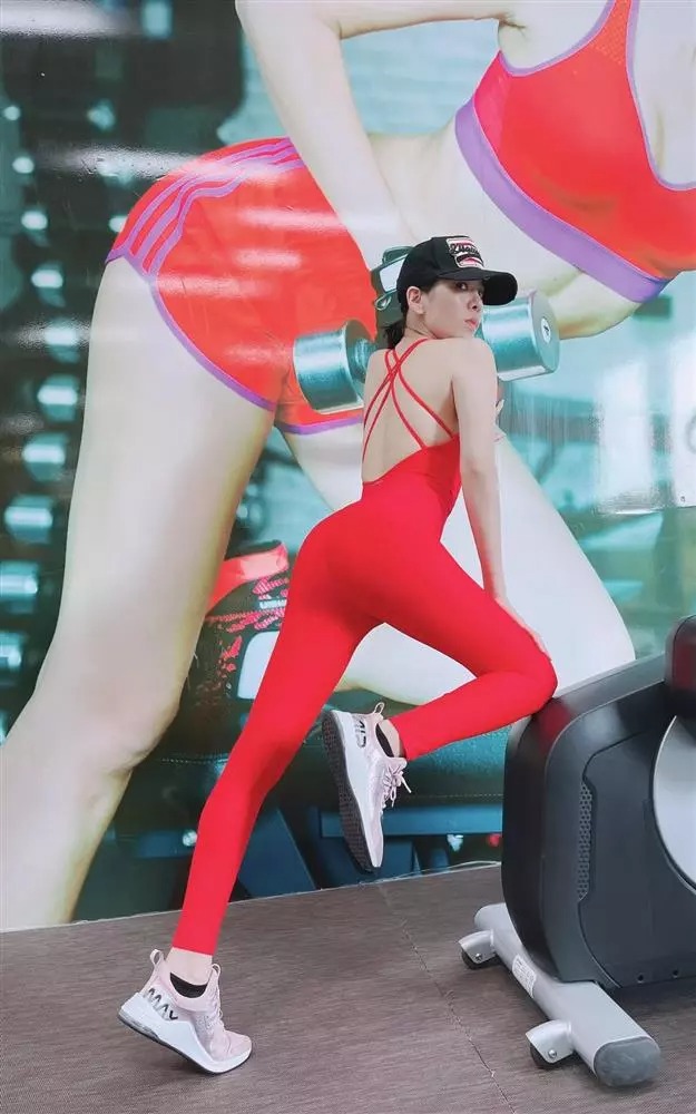 Lệ Quyên và những màn pose dáng trong phòng gym khiến dân tình nhìn cũng thấy 'đỏ mặt' - Ảnh 1 Lệ Quyên và những màn pose dáng trong phòng gym khiến dân tình nhìn cũng thấy 'đỏ mặt' - Ảnh 1