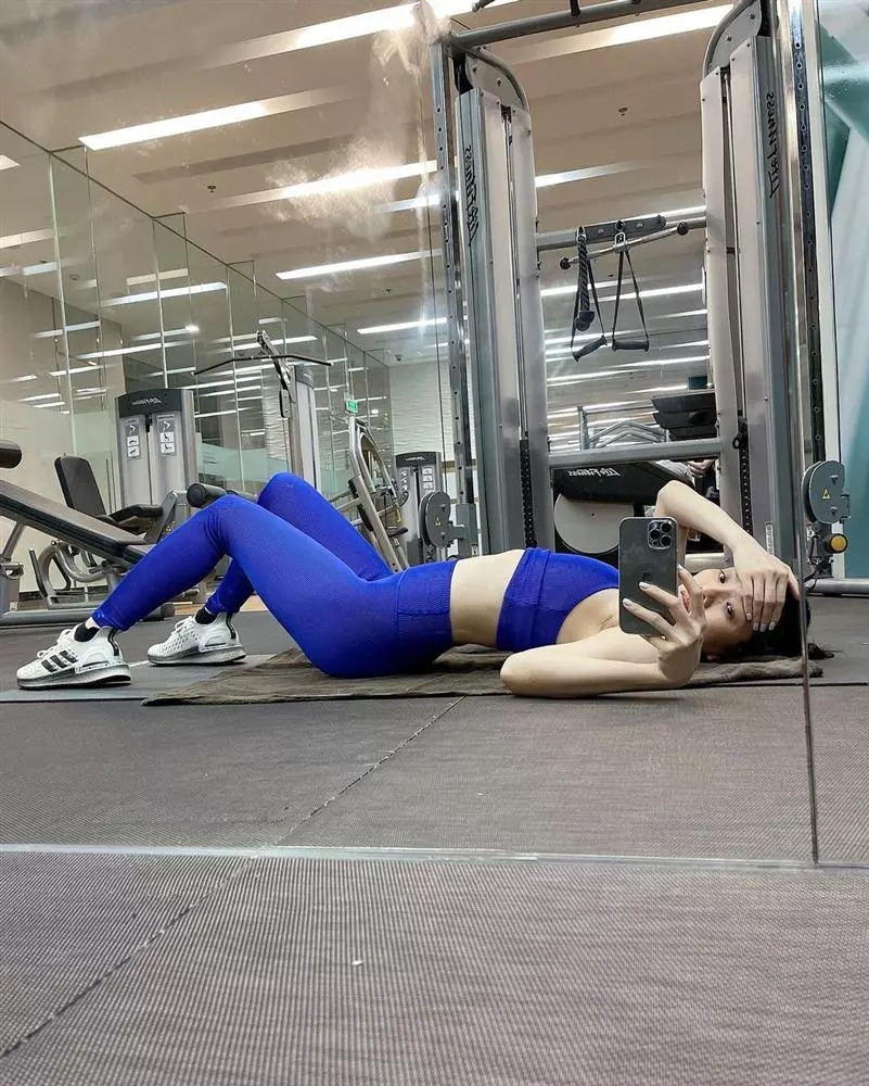 Lệ Quyên và những màn pose dáng trong phòng gym khiến dân tình nhìn cũng thấy đỏ mặt. Lệ Quyên và những màn pose dáng trong phòng gym khiến dân tình nhìn cũng thấy đỏ mặt.