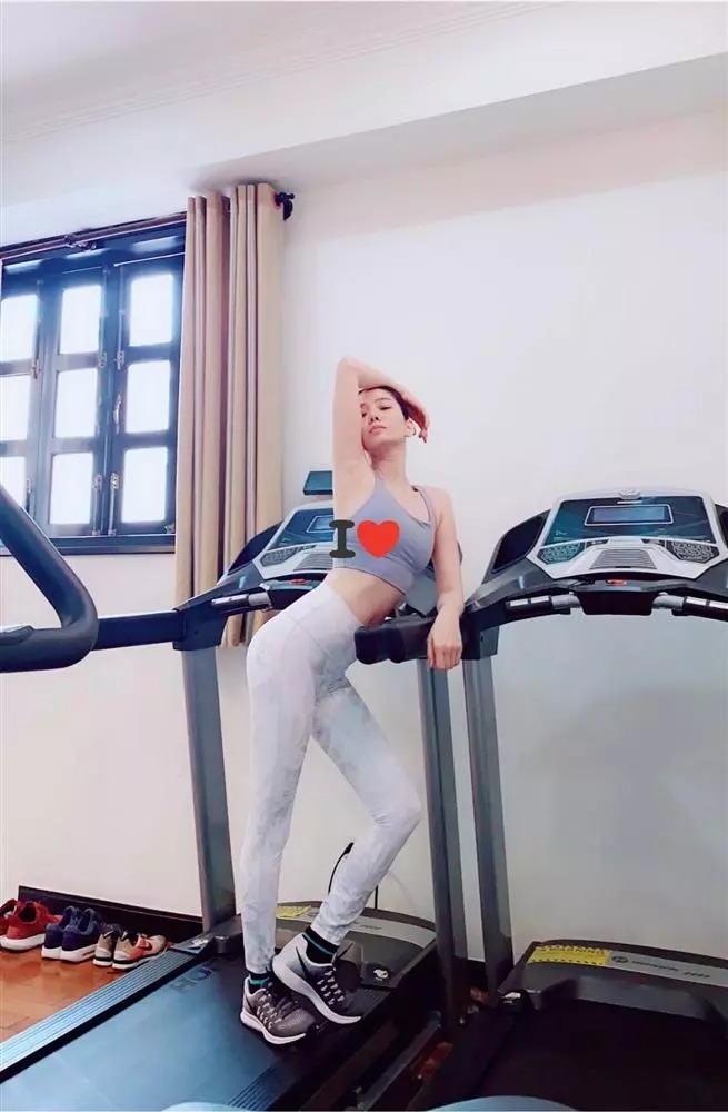 Lệ Quyên và những màn pose dáng trong phòng gym khiến dân tình nhìn cũng thấy 'đỏ mặt' - Ảnh 5 Lệ Quyên và những màn pose dáng trong phòng gym khiến dân tình nhìn cũng thấy 'đỏ mặt' - Ảnh 5