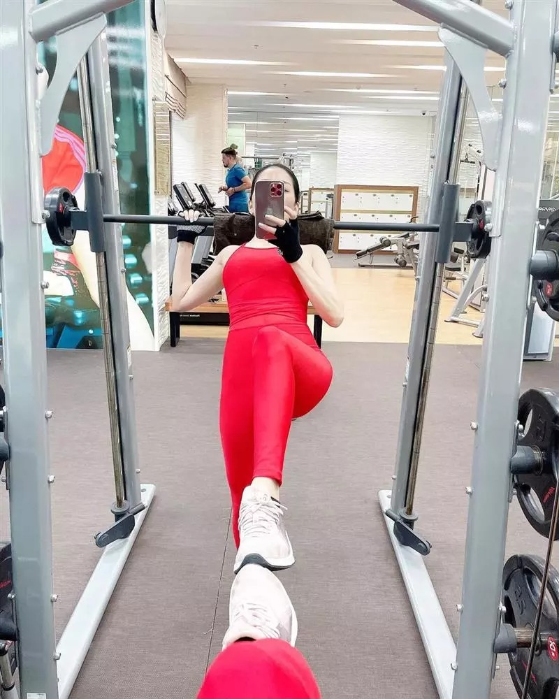 Lệ Quyên và những màn pose dáng trong phòng gym khiến dân tình nhìn cũng thấy 'đỏ mặt' - Ảnh 4 Lệ Quyên và những màn pose dáng trong phòng gym khiến dân tình nhìn cũng thấy 'đỏ mặt' - Ảnh 4