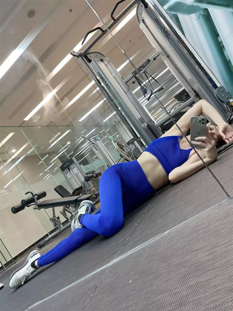 Lệ Quyên và những màn pose dáng trong phòng gym khiến dân tình nhìn cũng thấy 'đỏ mặt' - Ảnh 2 Lệ Quyên và những màn pose dáng trong phòng gym khiến dân tình nhìn cũng thấy 'đỏ mặt' - Ảnh 2