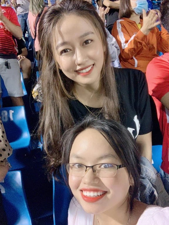 Hà rất đam mê thể thao, nhưng vì công việc nên Hà không có mấy cơ hội được đến sân xem bóng. Ảnh: FB