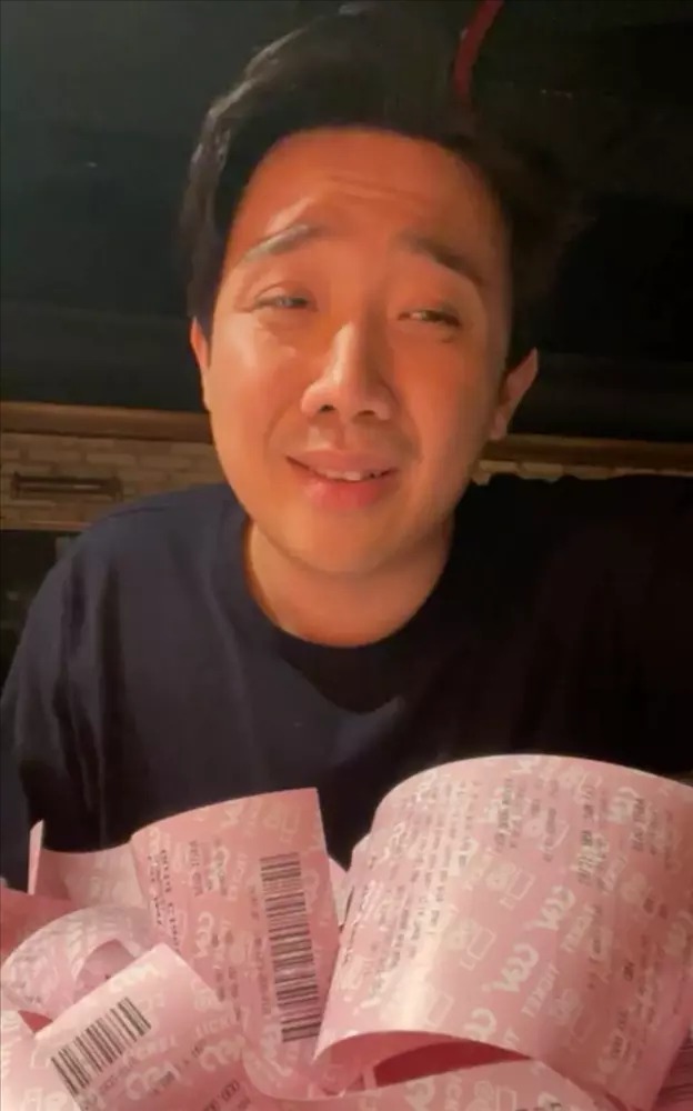 Hành động này của nam MC khiến những ý kiến lên án anh phải xem lại.