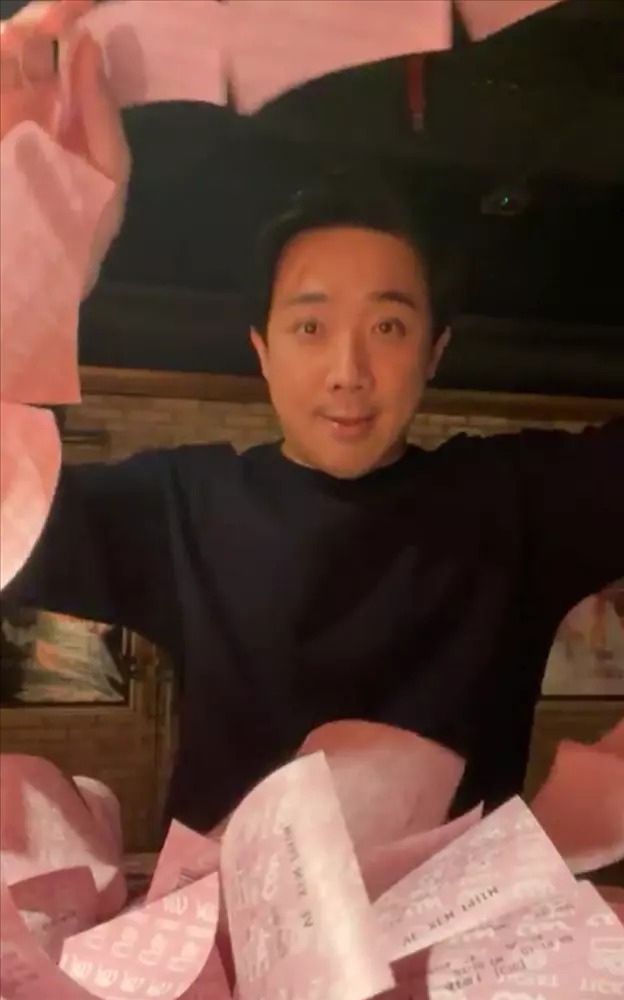 Trong livestream tối qua, Trấn Thành cũng khoe một đống vé xem Lật Mặt: 48H mà anh cùng bạn bè mua để ủng hộ đàn anh.