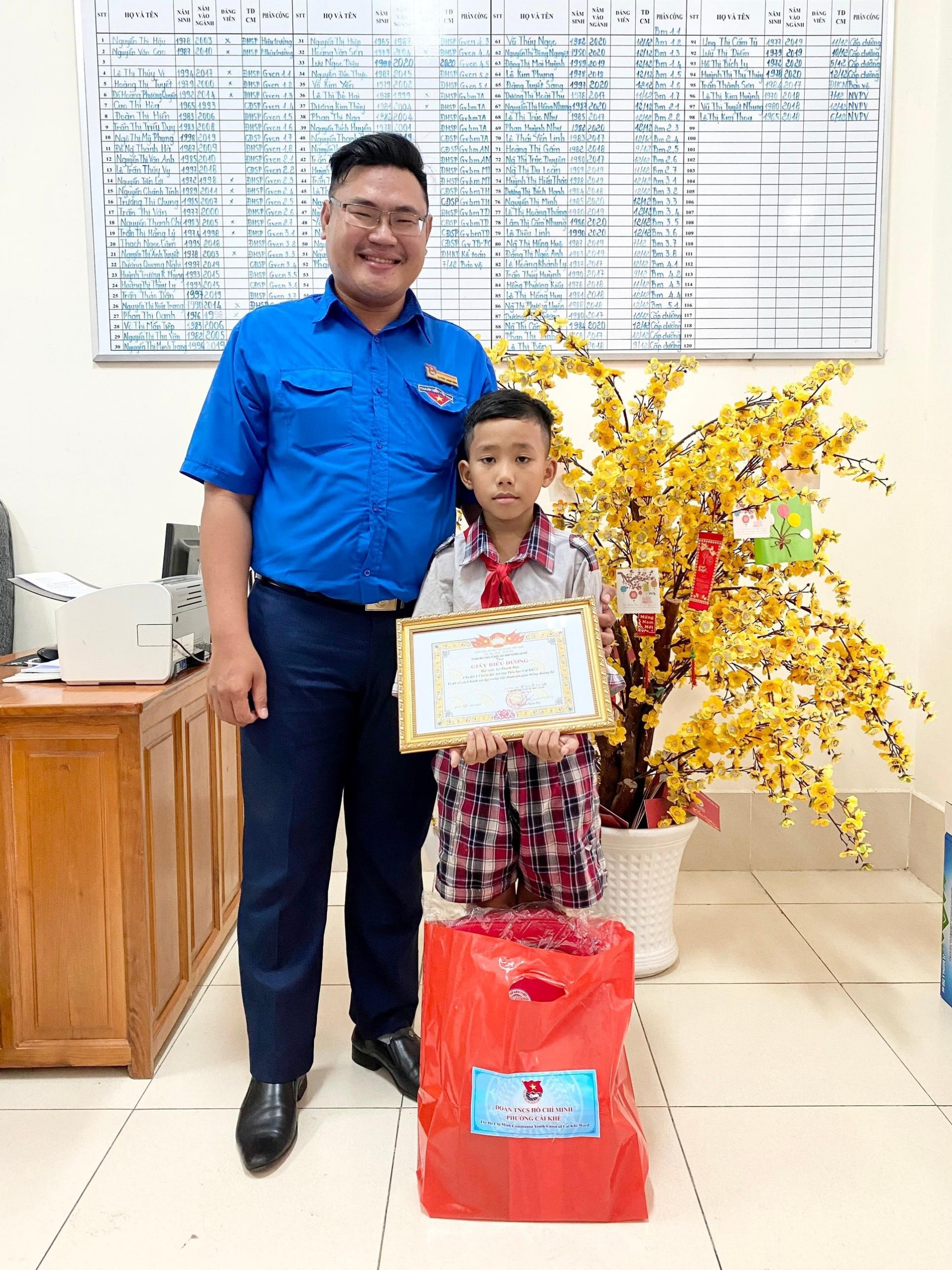 Em Lê Thanh Huy là đội viên Liên đội trường Tiểu học Cái Khế 2, quận Ninh Kiều được Thành Đoàn TP Cần Thơ biểu dương. Ảnh: TP Em Lê Thanh Huy là đội viên Liên đội trường Tiểu học Cái Khế 2, quận Ninh Kiều được Thành Đoàn TP Cần Thơ biểu dương. Ảnh: TP