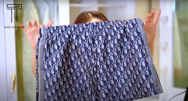 'Cháu gái Đàm Vĩnh Hưng' khoe màn đập hộp đồ hiệu, quần đùi 'sương sương' cũng 47 triệu đồng