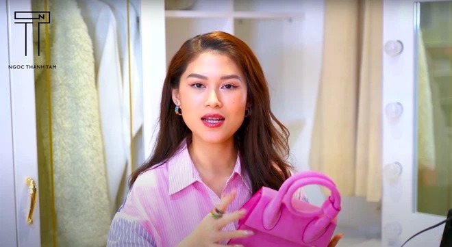 'Cháu gái Đàm Vĩnh Hưng' khoe màn đập hộp đồ hiệu, quần đùi 'sương sương' cũng 47 triệu đồng