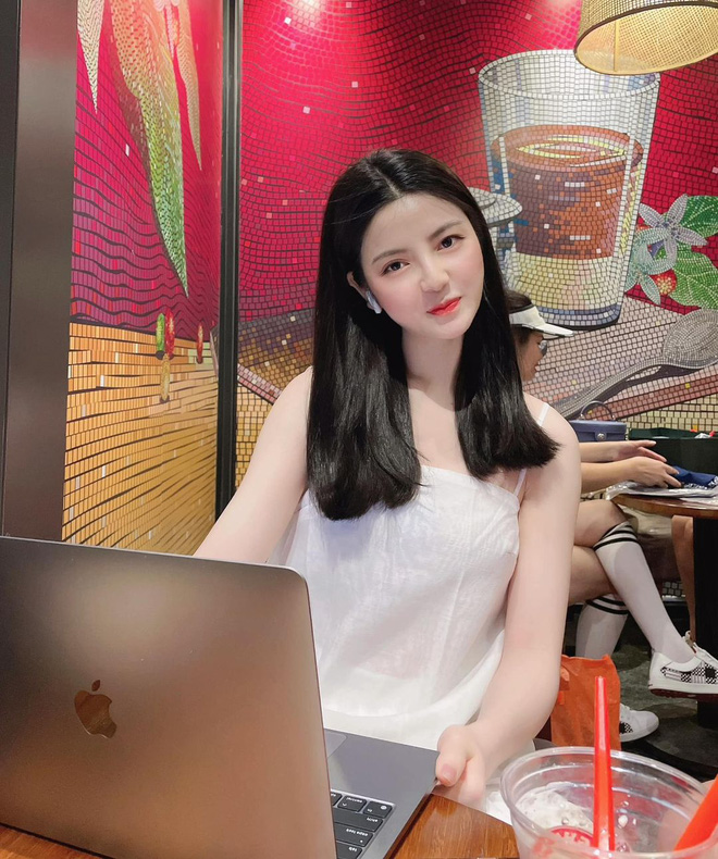 Chu Thanh Huyền chụp ảnh ở địa điểm mà Quang Hải cũng từng checkin. Ảnh: FB