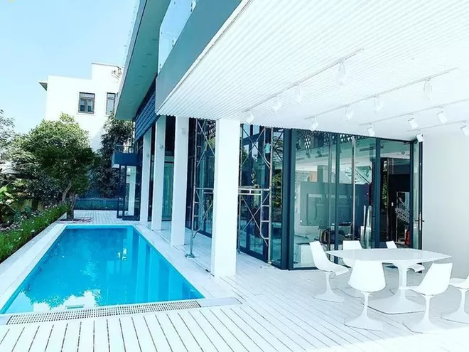 Không gian trước đây của nhà Ngọc Trinh rất thoáng và được lắp toàn cửa kính nên người ngoài dễ soi mói. Ảnh: FB Không gian trước đây của nhà Ngọc Trinh rất thoáng và được lắp toàn cửa kính nên người ngoài dễ soi mói. Ảnh: FB