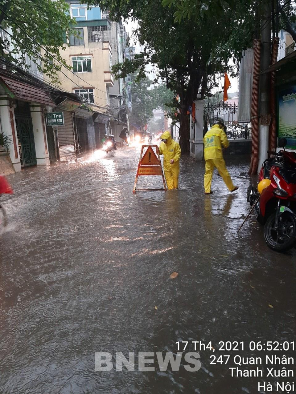 Hiện lực lượng ứng trực của công ty thoát nước vẫn tiếp tục ứng trực và làm vệ sinh cho tới khi rút hết nước. Ảnh: Bnews