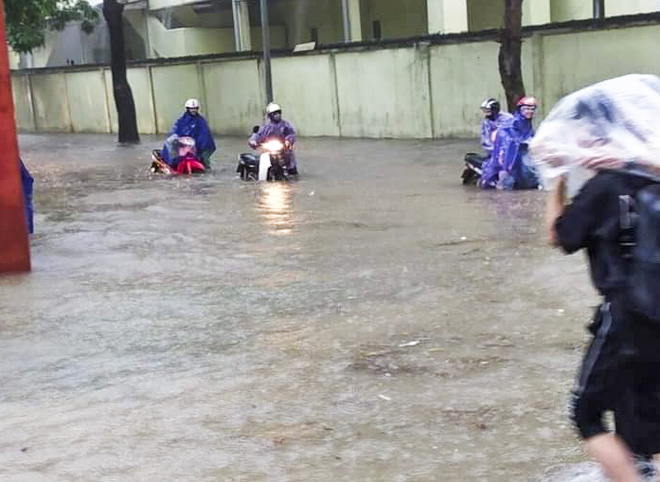 Mưa lớn khiến nhiều tuyến đường ở Hà Nội ngập úng khá sâu, ảnh hưởng đến sinh hoạt, đi lại của người dân. Ảnh: Fb