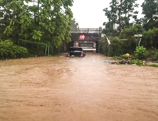 Một trong những khu vực bị ngập nặng sau trận mưa lớn là tại đường gom Đại lộ Thăng Long, khu vực qua huyện Thạch Thất. Quốc Oai. Ảnh: FB