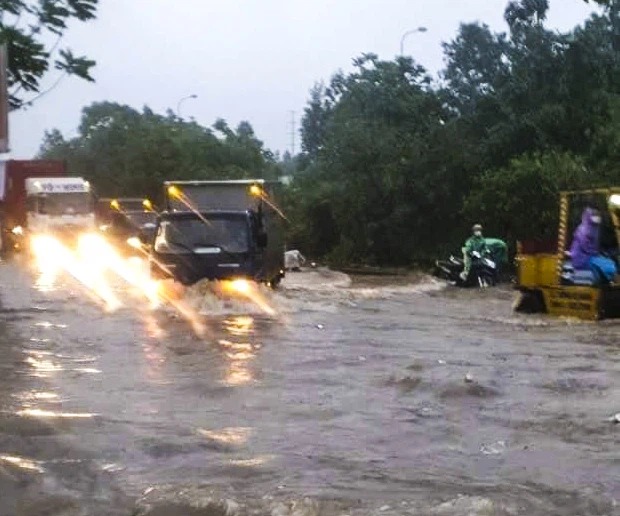 Trận mưa lớn sáng thứ 7 khiến nhiều tuyến phố Hà Nội biến thành sông, nước ngập ngang thân người