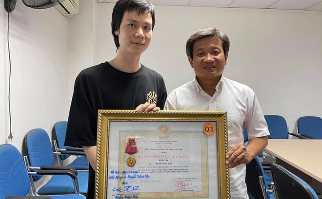 Ông Đoàn Ngọc Hải tặng Huân chương Lao động hạng Ba của mình cho nhà hảo tâm. Ảnh: FB Ông Đoàn Ngọc Hải tặng Huân chương Lao động hạng Ba của mình cho nhà hảo tâm. Ảnh: FB