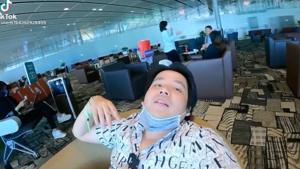 Khoa Pug tốn hơn 40 triệu để có ghế trong phòng chờ hạng thương gia ở Mỹ nhưng nhận về thất vọng toàn tập Khoa Pug tốn hơn 40 triệu để có ghế trong phòng chờ hạng thương gia ở Mỹ nhưng nhận về thất vọng toàn tập
