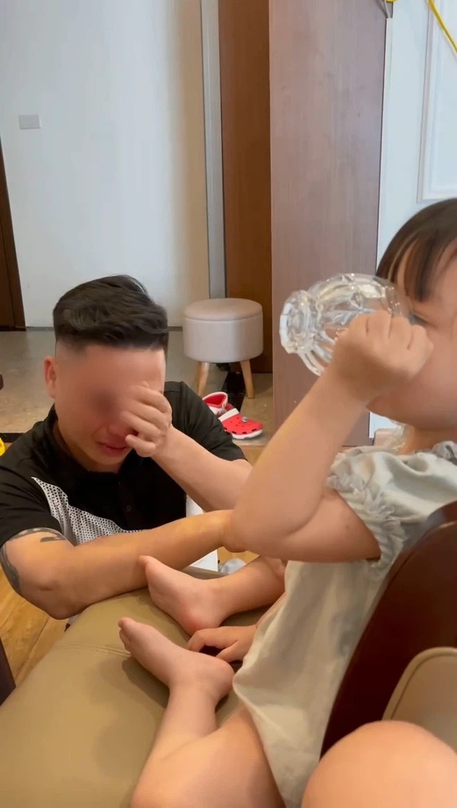 Ông bố trẻ khóc cạn nước mắt khi con gái sắp đi học, thái độ của bé khiến ai nấy cũng bật cười - Ảnh 1 Ông bố trẻ khóc cạn nước mắt khi con gái sắp đi học, thái độ của bé khiến ai nấy cũng bật cười - Ảnh 1