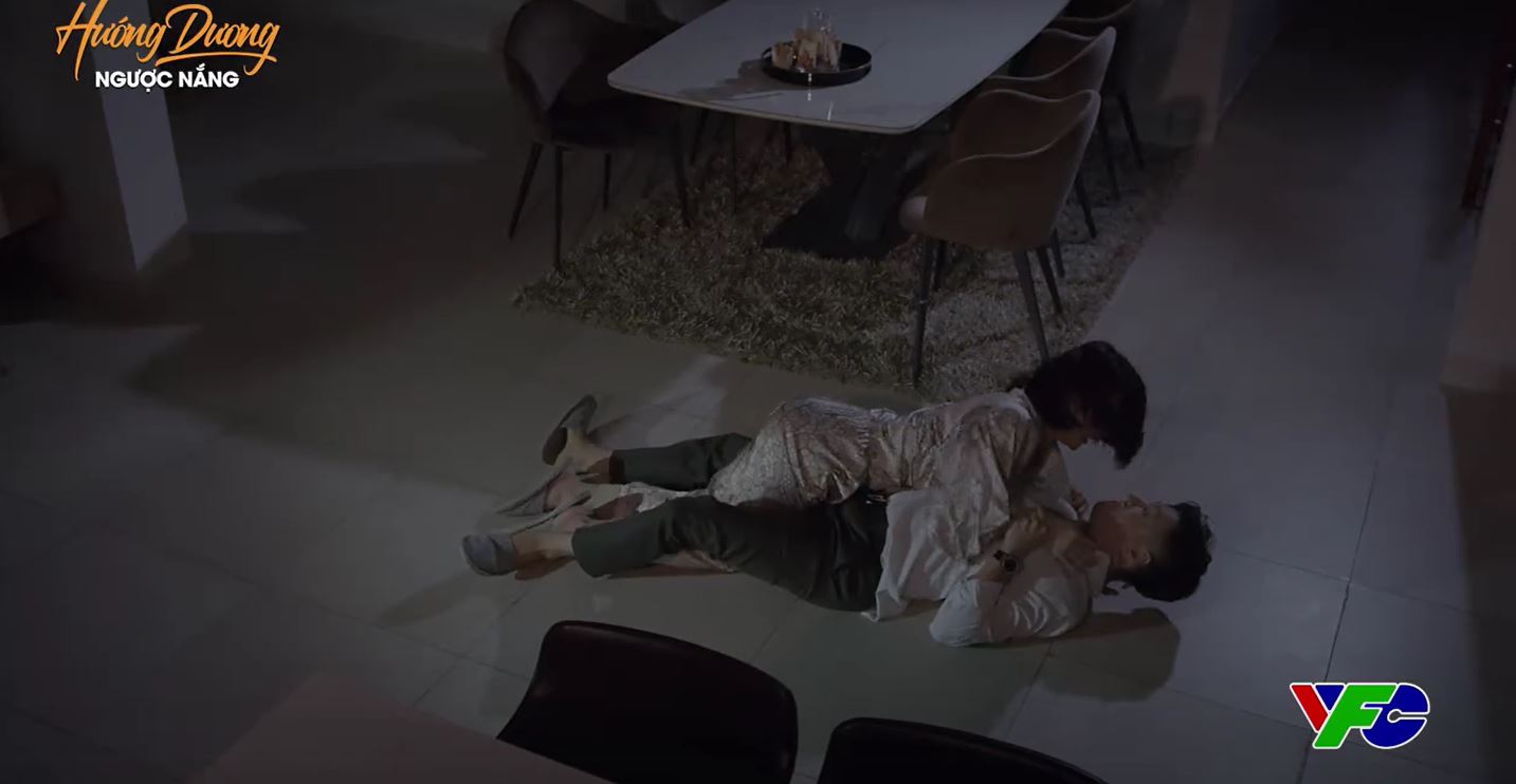 Hoàng lại bị Minh đo ván khi xuất hiện ở nhà nàng.