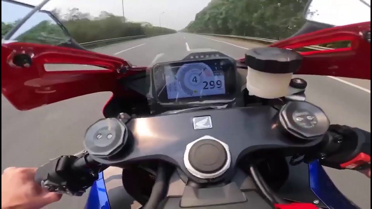 Tài xế phóng với tốc độ lên đến gần 300 km/h trên Đại lộ Thăng Long. Ảnh chụp màn hình