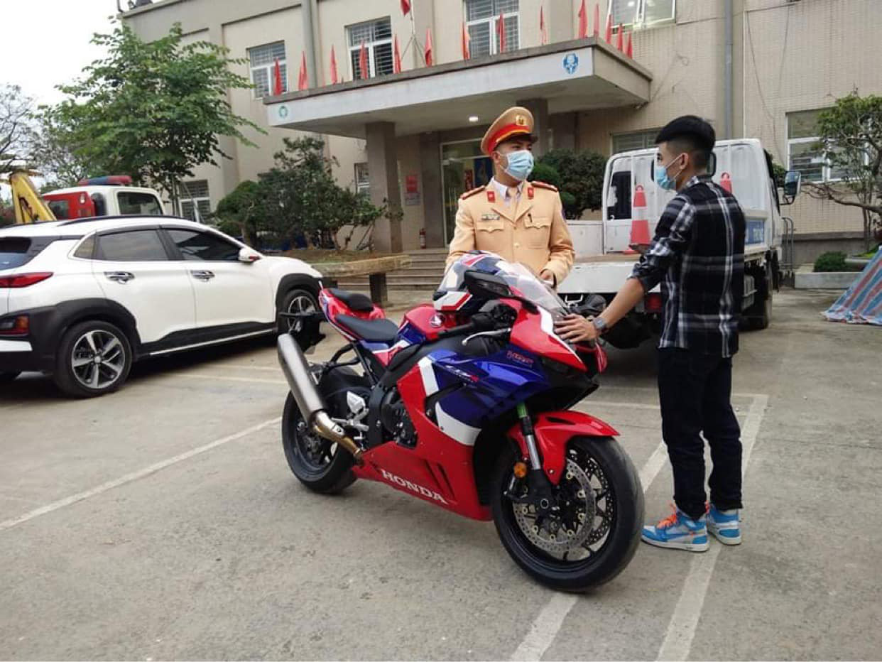 Kiên bị xử phạt sau hành vi phóng xe như bay trên Đại lộ Thăng Long.