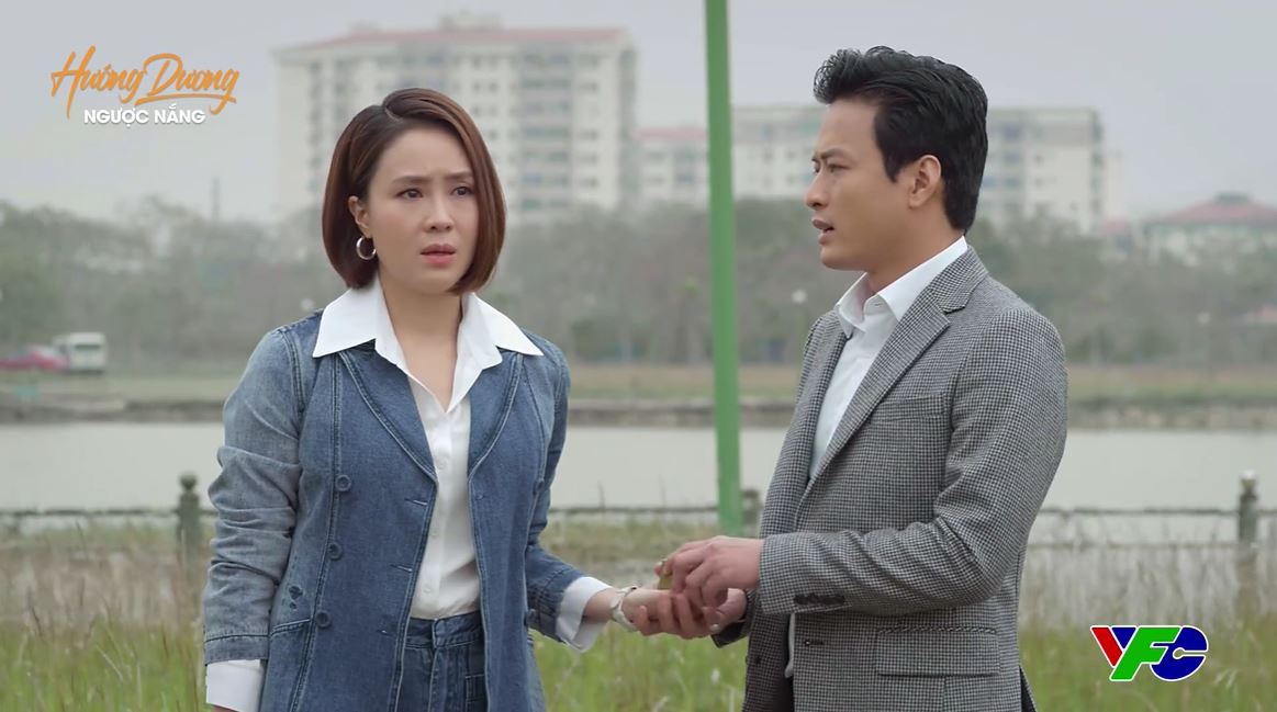 Hướng dương ngược nắng tập 57: Kiên trao nhẫn cầu hôn cho Châu, Minh bị mẹ mở hộp quà Hoàng tặng