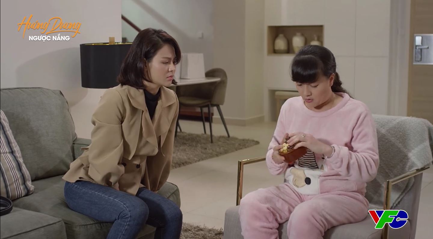 Diễm Loan (Vân Dung) tò mò về hộp quà Hoàng nhờ Minh giữ hộ. Ảnh: VFC