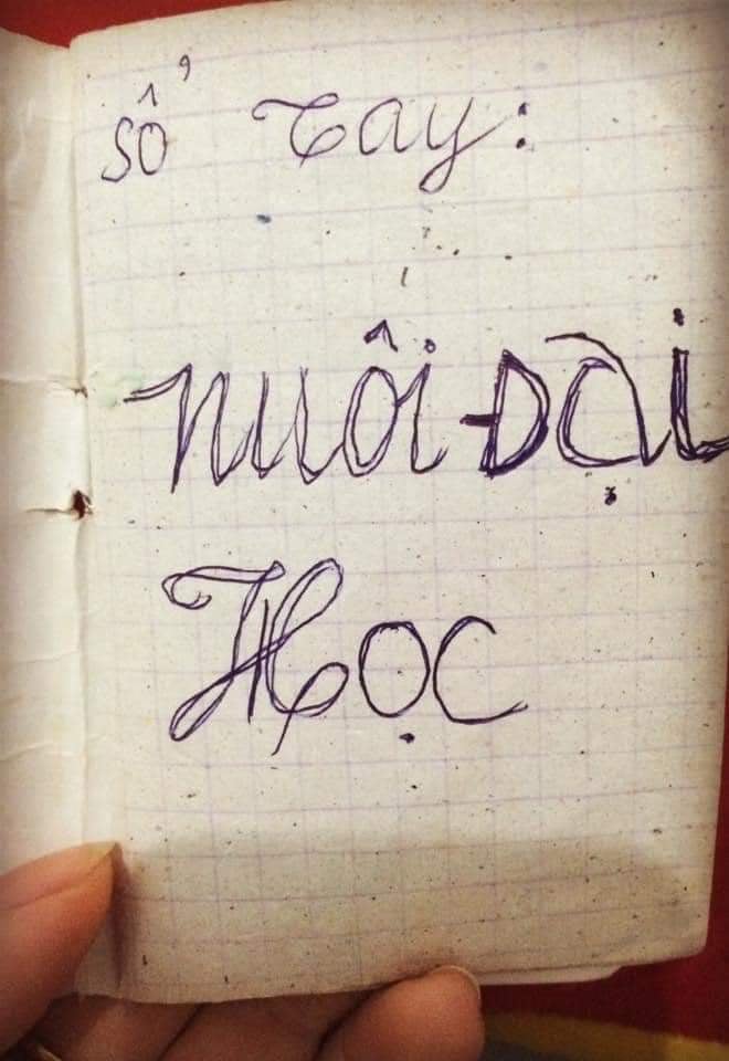 Cuốn sổ tay 'nuôi đại học' khiến nhiều bạn trẻ xúc động. Ảnh: FB