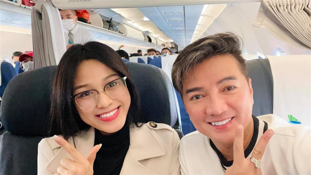 Có lẽ từng gặp gỡ đàn anh khi vô tình chung chuyến bay, nên Đỗ Thị Hà không còn phải 'giữ khoảng cách' với Mr Đàm nữa...